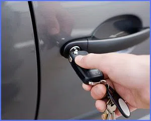 Baldwin Locksmith Service Baldwin, NY 516-247-6195 - car-door-unlocking